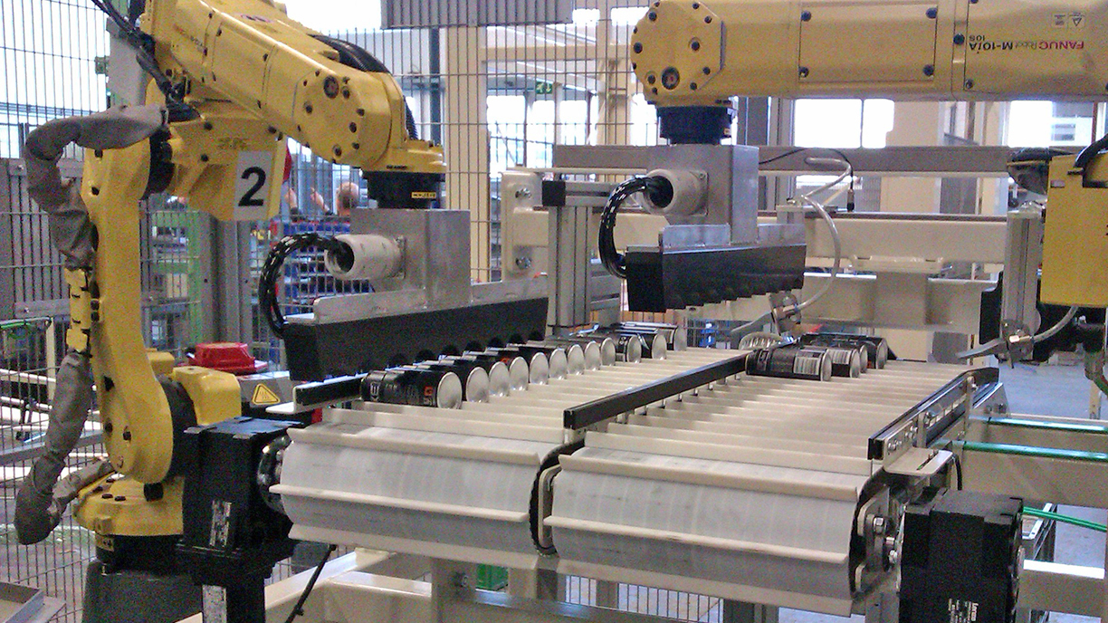 Robot gripper for a row of up to 9 aluminum aerosols
