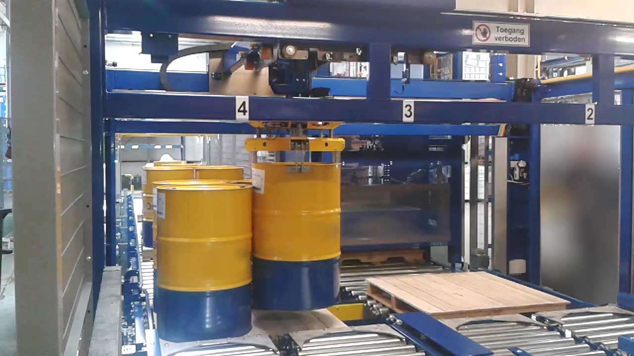 Palletising of 200 liter drums